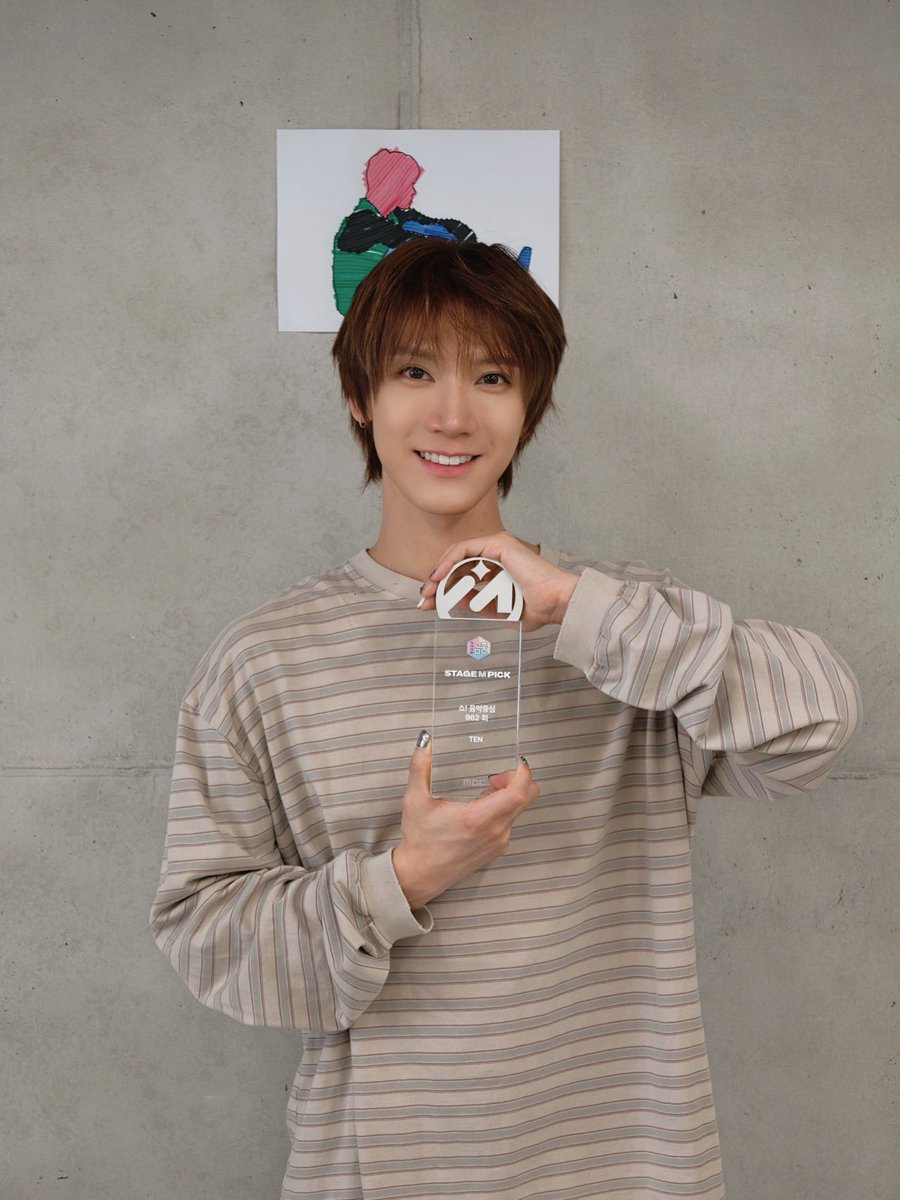 misskloss_1001's tweet photo. Ten proudly showing off his Music Core STAGE M PICK trophy 🏆 #TEN_OUTWEST
you earned that little flex! https://t.co/rmCAG6YwtO