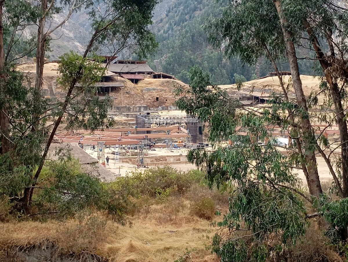 AdrianSarriaMu's tweet photo. Denuncian que Antamina, la poderosísima compañía minera, estaría organizando un tono. No podían elegir un lugar mejor para montar un enorme escenario: la mismísima Plaza Cuadrada de Chavín de Huantar, patrimonio mundial. Han instalado más de 20 baños portátiles para un evento masivo con juegos infantiles y conciertos de cumbia. Todo esto, pese a las restricciones que deberían proteger el sitio arqueológico. La DDC de Ancash no les dice nada. ¿Algo que decir, ministro Burbujito?

Somos el reino del desorden y del yaquechuchismo.