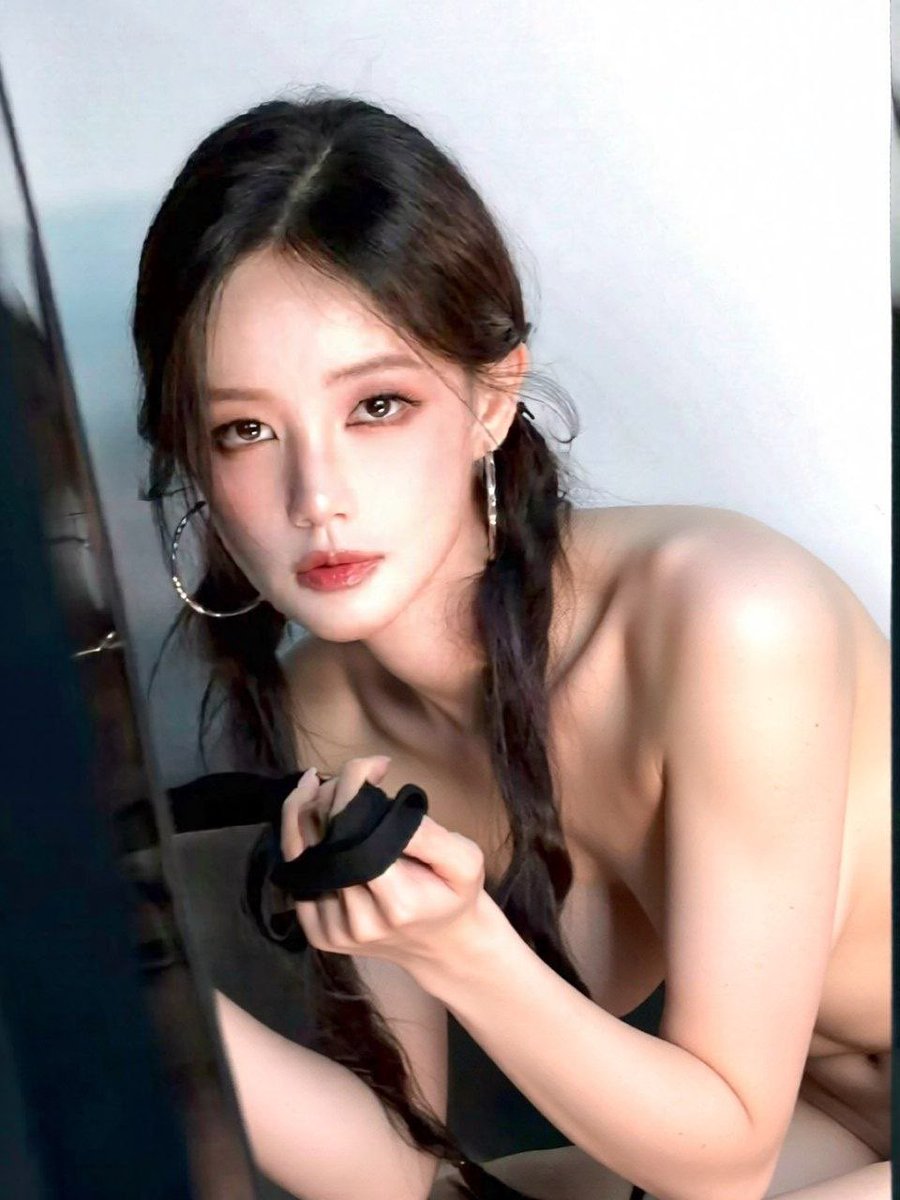 HayesLydia68437's tweet photo. 李一恫妈妈小拳拳捶你��口，你顶得住吗？她这么盯着你，你能把持得住吗？直接开🦌，准备喷💦 https://t.co/eHvP74ZynN