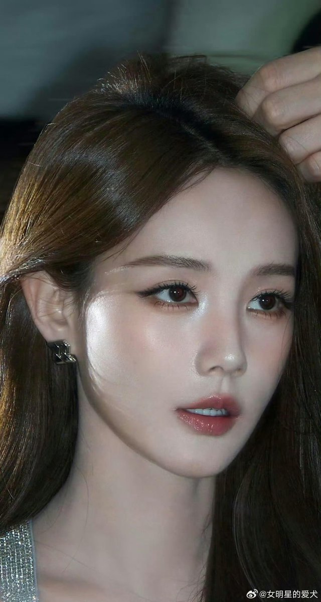 HayesLydia68437's tweet photo. 李一恫妈妈小拳拳捶你��口，你顶得住吗？她这么盯着你，你能把持得住吗？直接开🦌，准备喷💦 https://t.co/eHvP74ZynN