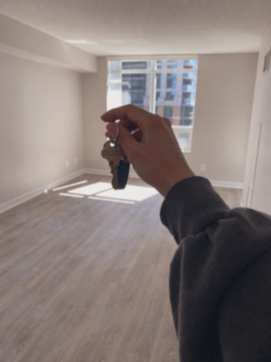 wrnwinter's tweet photo. got the keys today.
guess we're actually moving. https://t.co/vRcfpDSYiM
