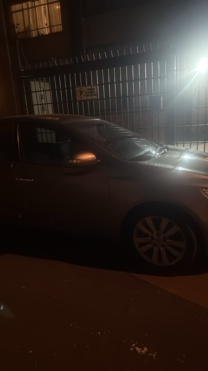 ingmargel's tweet photo. @SectorMovilidad cuando harán control en el barrio la soledad para evitar que conductores imprudentes e inconsistentes estacionen frente a casas que tienen parqueadero. Transversal 28 Crra 39. https://t.co/pTQgQImSrP