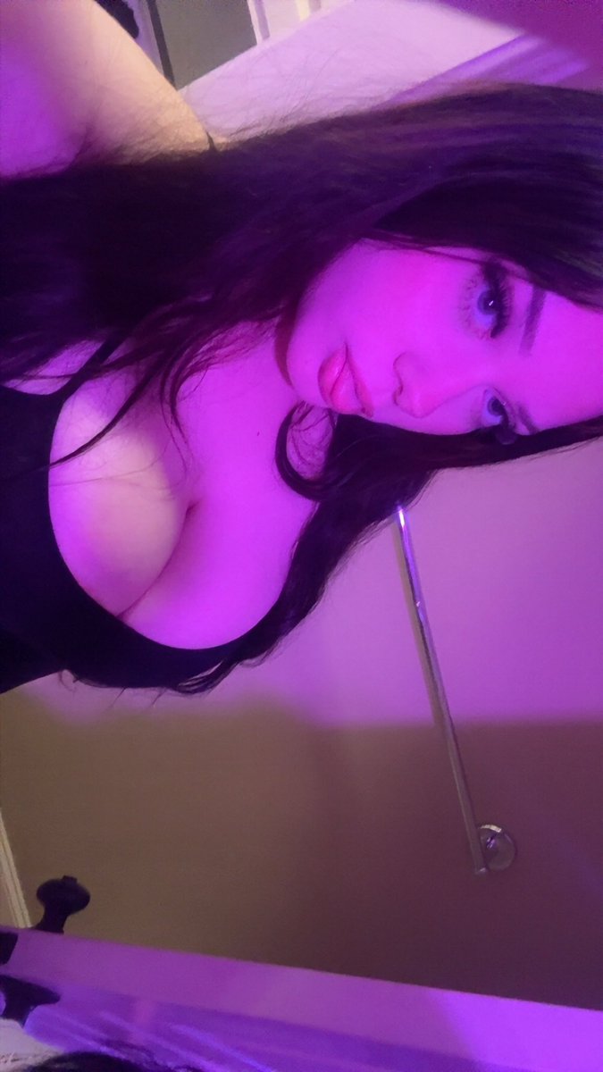 blinkermami's tweet photo. “bad bitch w double d tits” 🤭 https://t.co/cXE1N6fD7B