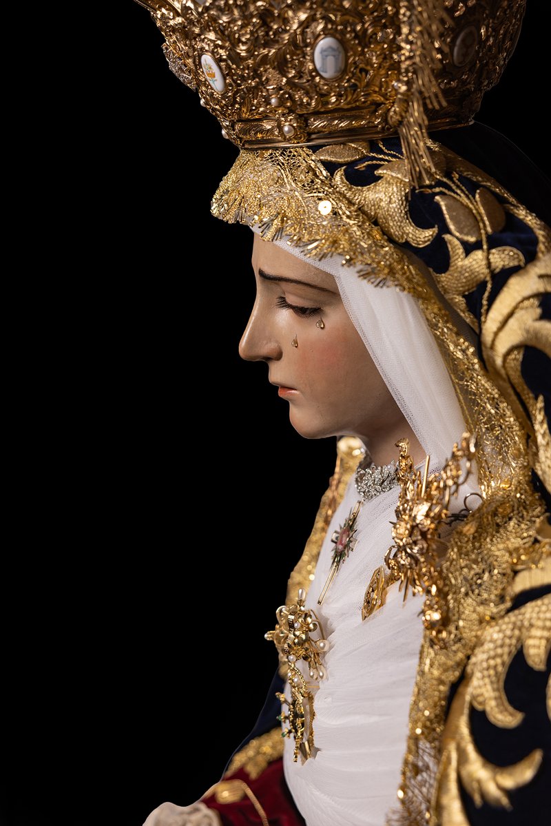 DoloresSanJuan's tweet photo. ⛪️ La parroquia de San Juan abrirá desde las 10.00 hasta el fin de los cultos para el besamanos a Nuestra Señora de los Dolores.

📝 Eucaristías a las 12.00, 19.00 y 20.15 horas.

🙏 ¡Acude a su cercano encuentro en el día de su onomástica! 

📸 @LMFotosCofrades
 
#cofradíasMLG https://t.co/HZpFL8FJiq