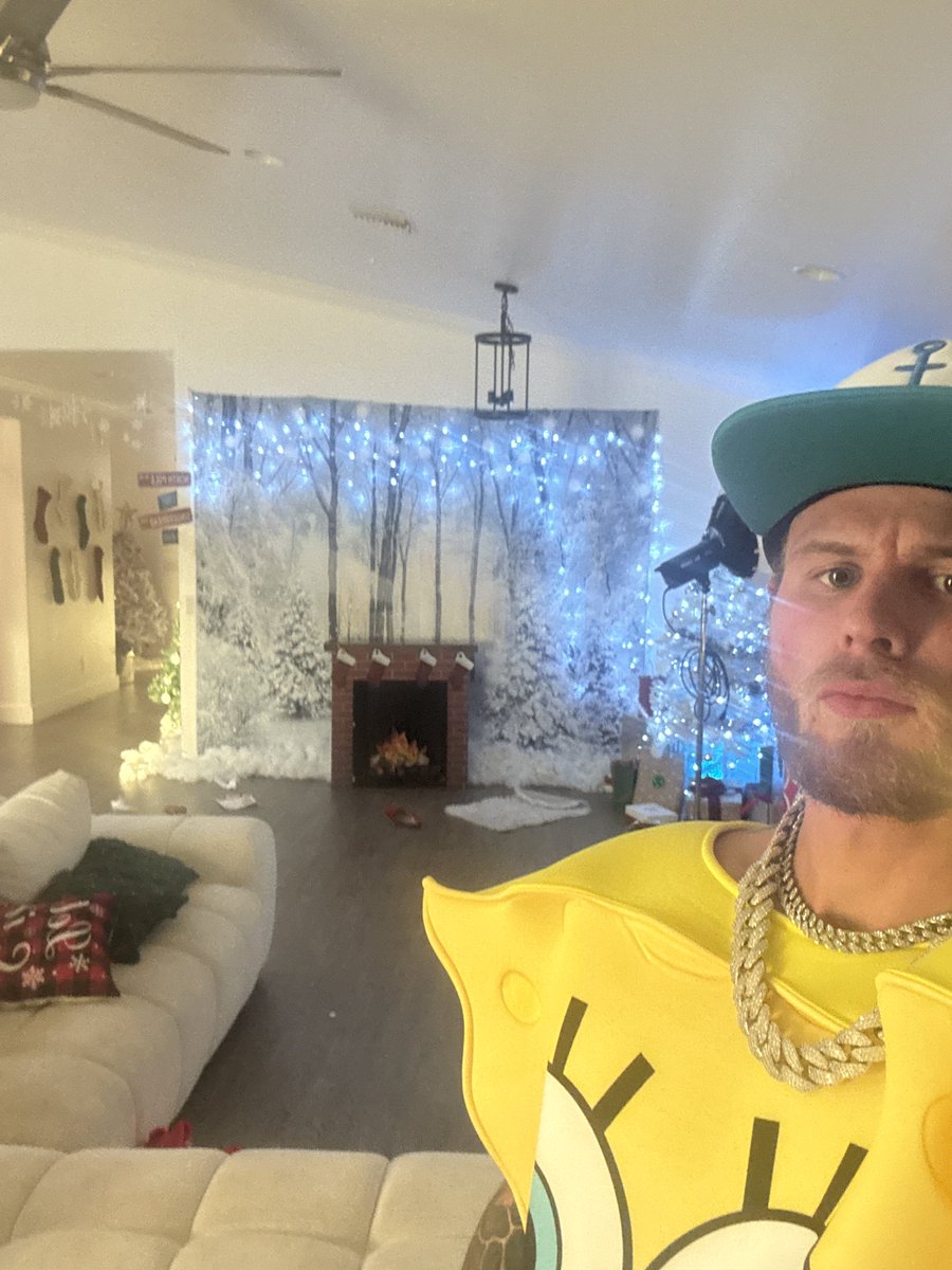 thyfreakbob's tweet photo. Freakbob shot his first Christmas porno today not Gunnar Bishop but Freakbob https://t.co/R7lgKQJ8A8
