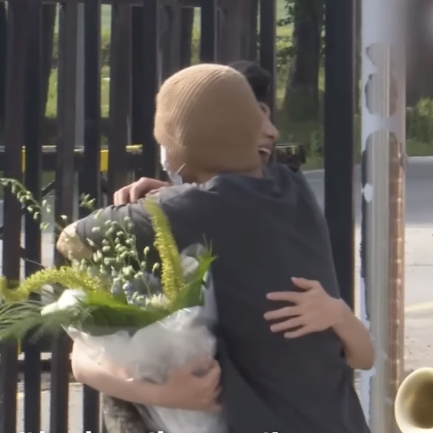 pxstelwxterfxll's tweet photo. i think about this taejin hug way too much https://t.co/6xlZidZb8t