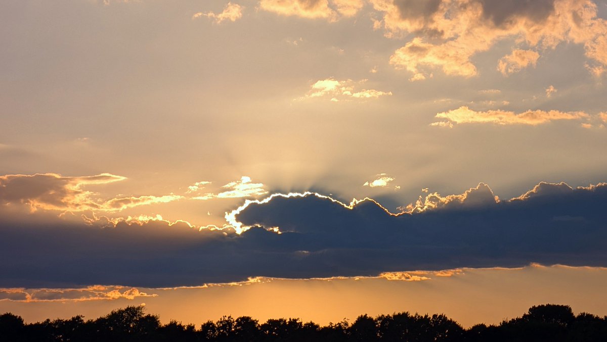 PollyMacapa's tweet photo. ☁️🌅☁️ https://t.co/dFlRi19bAo