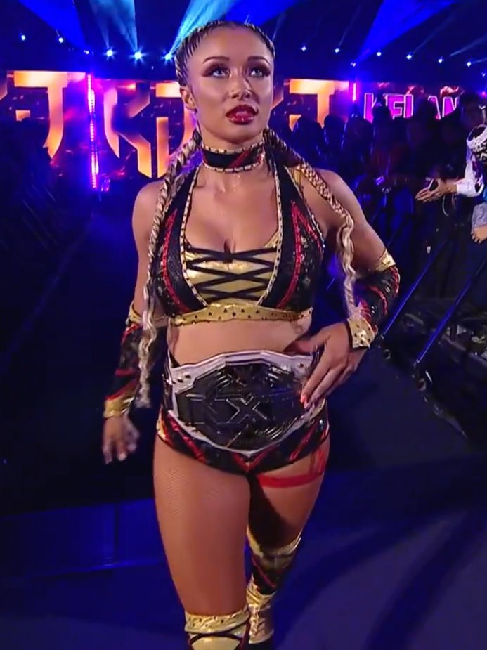 FearlessRiOT's tweet photo. Monday Night Kelani! #WWERaw https://t.co/zzXCoT8Ita