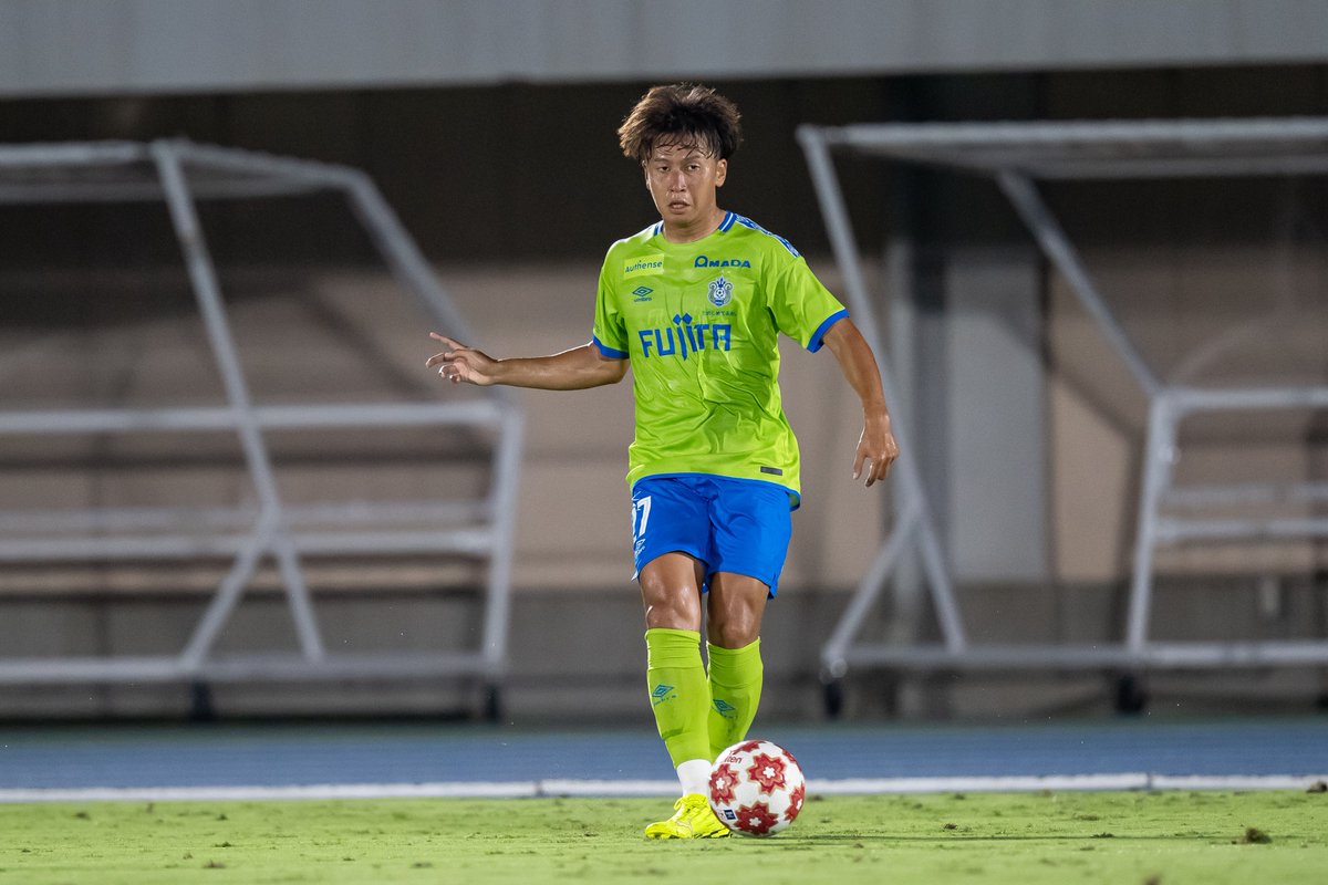 bellmare_staff's tweet photo. この度、 #福島隼斗 選手が #愛媛FC へ完全移籍することとなりましたのでお知らせいたします。

「ファン・サポーターの皆さんが作り出すスタジアムの雰囲気には、いつも感動と元気をもらいました」

✅コメント全文はこちら
https://t.co/mDG8Me6OMJ

#湘南ベルマーレ #bellmare https://t.co/rnoDOdIqaA