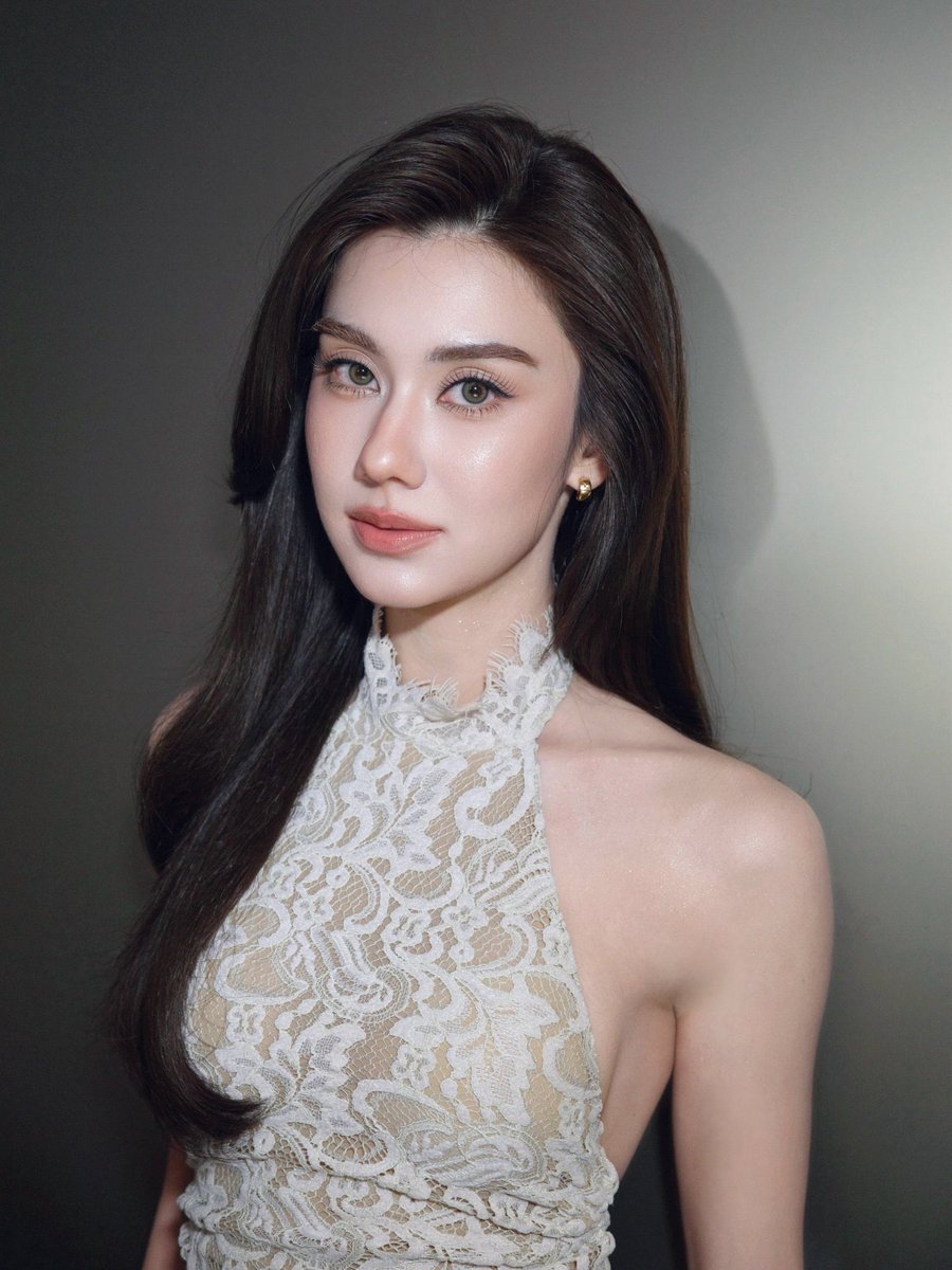 zzouyzz's tweet photo. น้องลีน่าเค้าสวยแหละสวยแบบมากๆ ก็ไม่คิดว่าจะมองเค้าหลัวเลย จนกระทั่งงงงง....... https://t.co/0g6BKpjcRu
