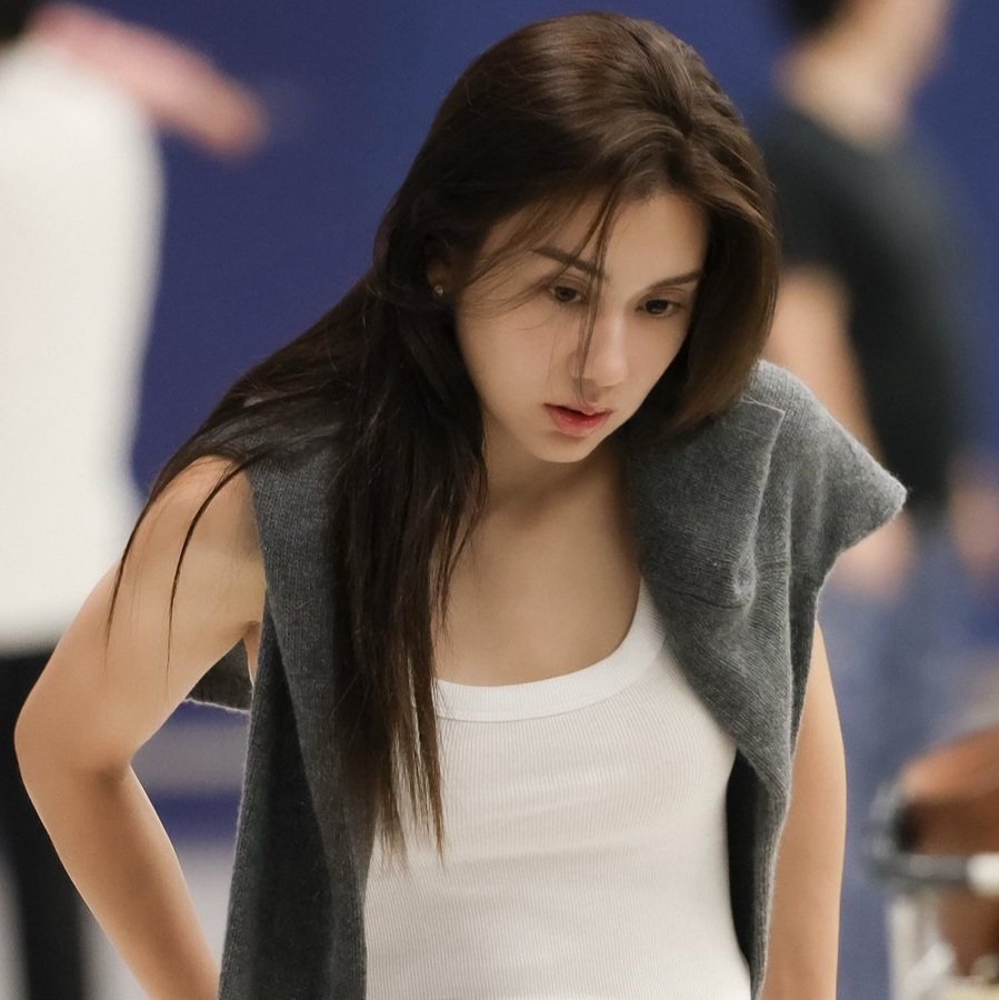 zzouyzz's tweet photo. น้องลีน่าเค้าสวยแหละสวยแบบมากๆ ก็ไม่คิดว่าจะมองเค้าหลัวเลย จนกระทั่งงงงง....... https://t.co/0g6BKpjcRu