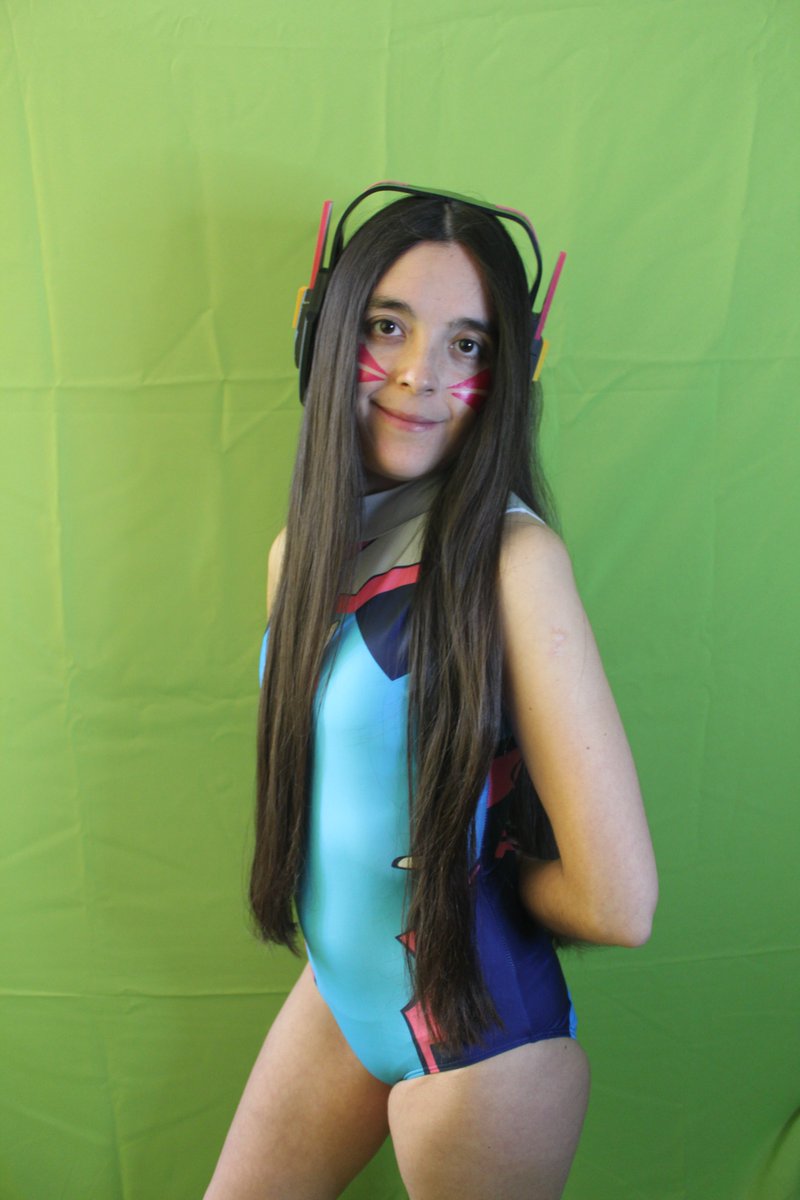thiarebunny's tweet photo. ¡https://t.co/hN8PNQxNwh lista para la partida! 💙🎮 El body del cosplay, los detalles del outfit y su pistola hacen imposible pasarla por alto. 😏✨ ¿Quién se atreve a enfrentarse a esta gamer? Sígueme para más cosplays 👉 @thiarebunny #DVa #Overwatch #Cosplay https://t.co/B4cQsMss19
