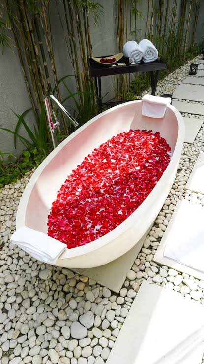 RajeshCucky's tweet photo. Prepared a romantic bathtub for @MrsWetlips and @Rahulvicky69 ❤️🙏🏼 with milk and rose petals… scented candles 🙏🏼 https://t.co/wUMGVqJvxI