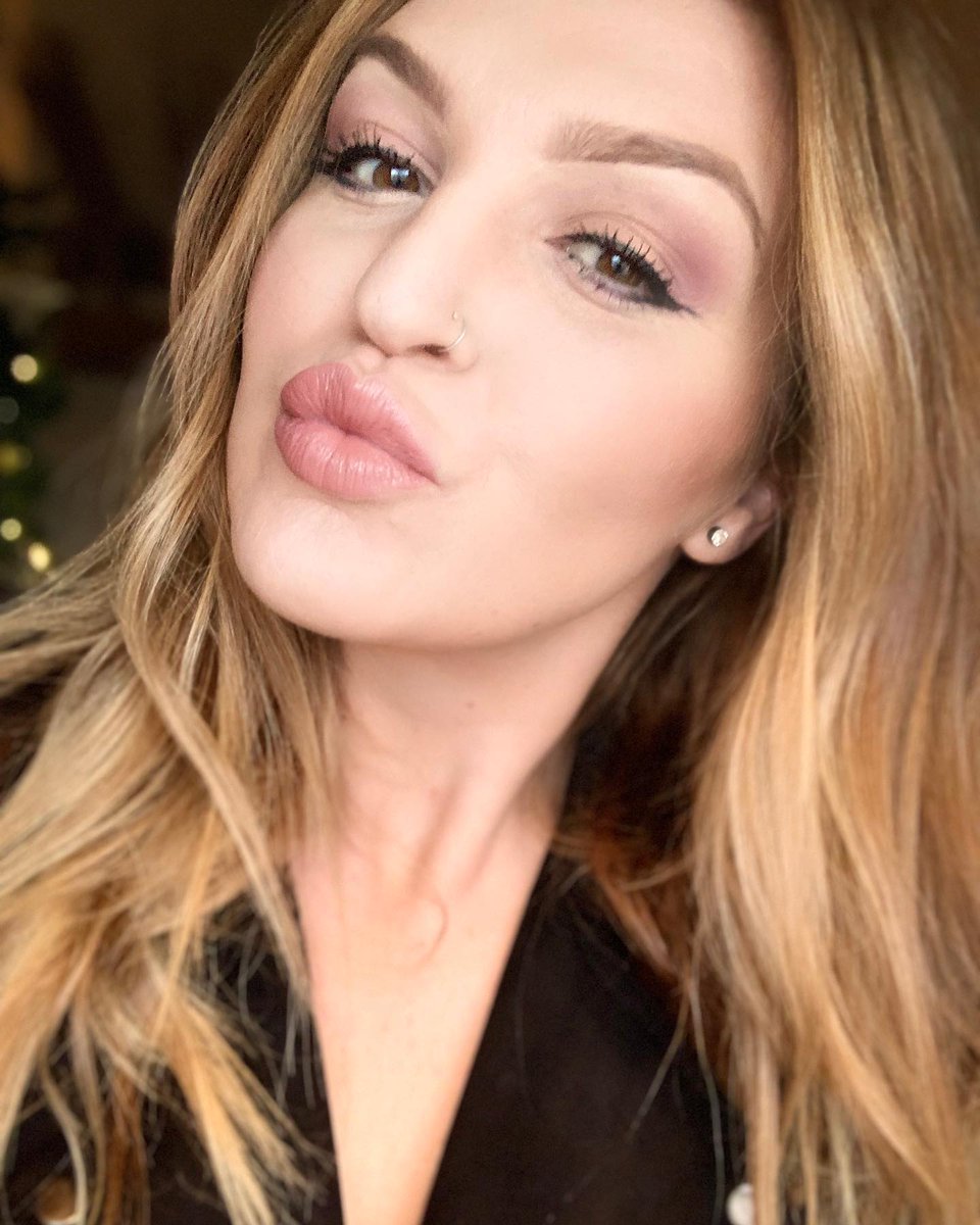 RigobertoFlrt's tweet photo. Shop Steals &amp; Deals now through Dec. 31st. Top-of-the-line make up and tools 40% off! https://t.co/p3rAP0WBtL