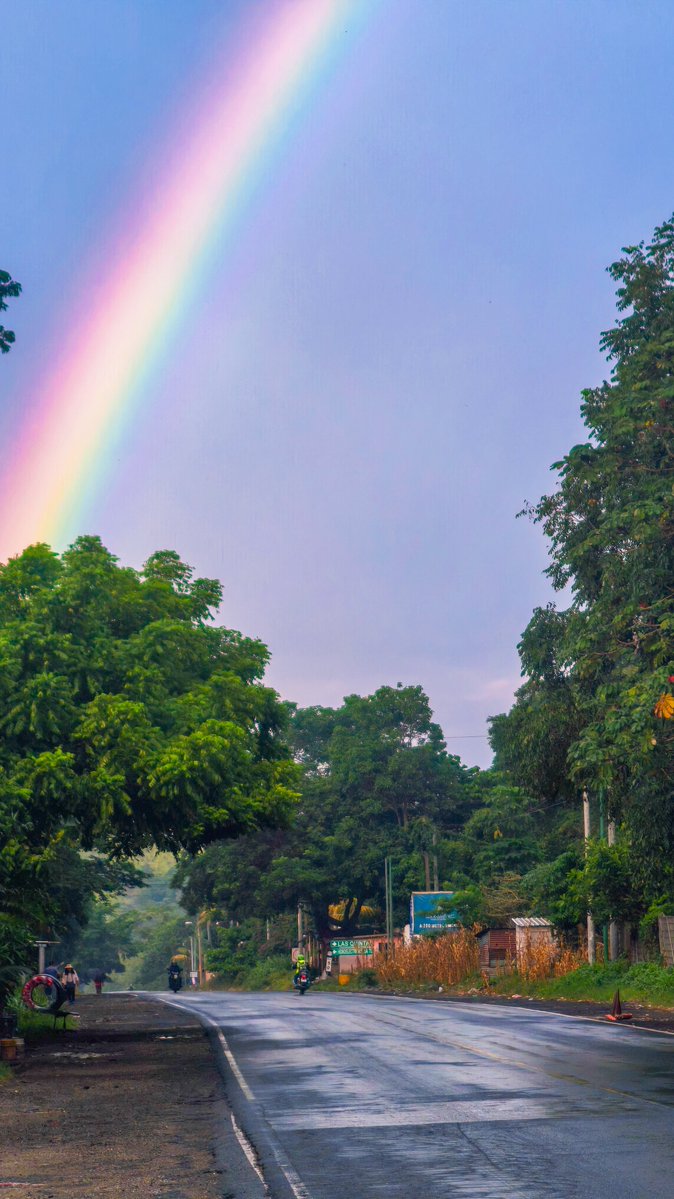 Sir__Yan's tweet photo. Me tope con un arcoiris hace unos días en escuintla. 
Y no deje pasar la oportunidad de tomarle una fotos 📸 https://t.co/TppcuXx2Vj