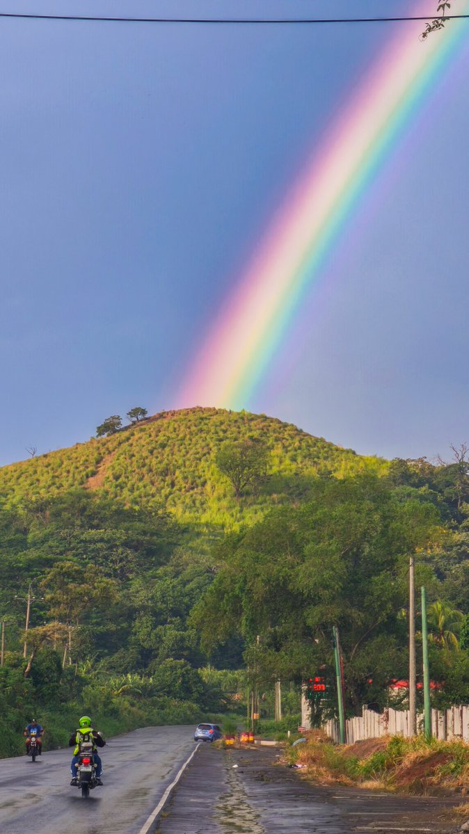 Sir__Yan's tweet photo. Me tope con un arcoiris hace unos días en escuintla. 
Y no deje pasar la oportunidad de tomarle una fotos 📸 https://t.co/TppcuXx2Vj