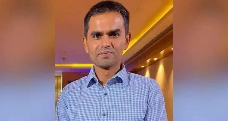 BS_Prasad's tweet photo. The unsung hero in SSR Salian case is NCB officer sameer wankhede. 

As per Adv Nilesh Ojha , he got Riya's deleted chats recovered from forensic lab which establishes her connection with Aditya thackerey.

The advocate further states that Sameer wankhede's file consists of chats of DIno morea and Aditya thackerey proving the drug nexus.

Wankhede's NCB will be providing the most crucial evidence in this case.