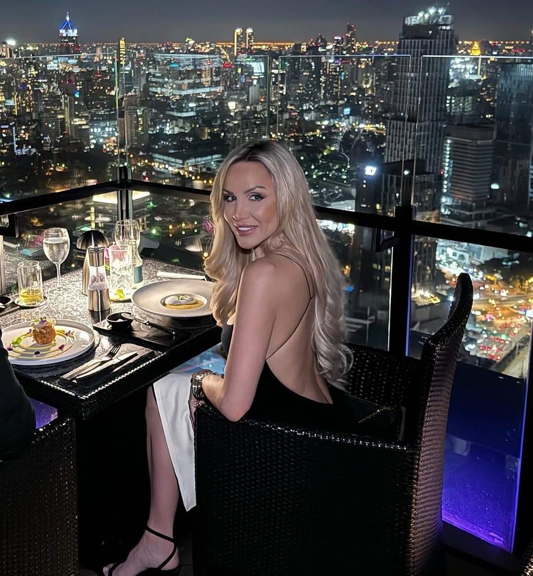 VsrPaulo's tweet photo. Dinner time with a lovely view. ✨ https://t.co/0YyIKJsxGM