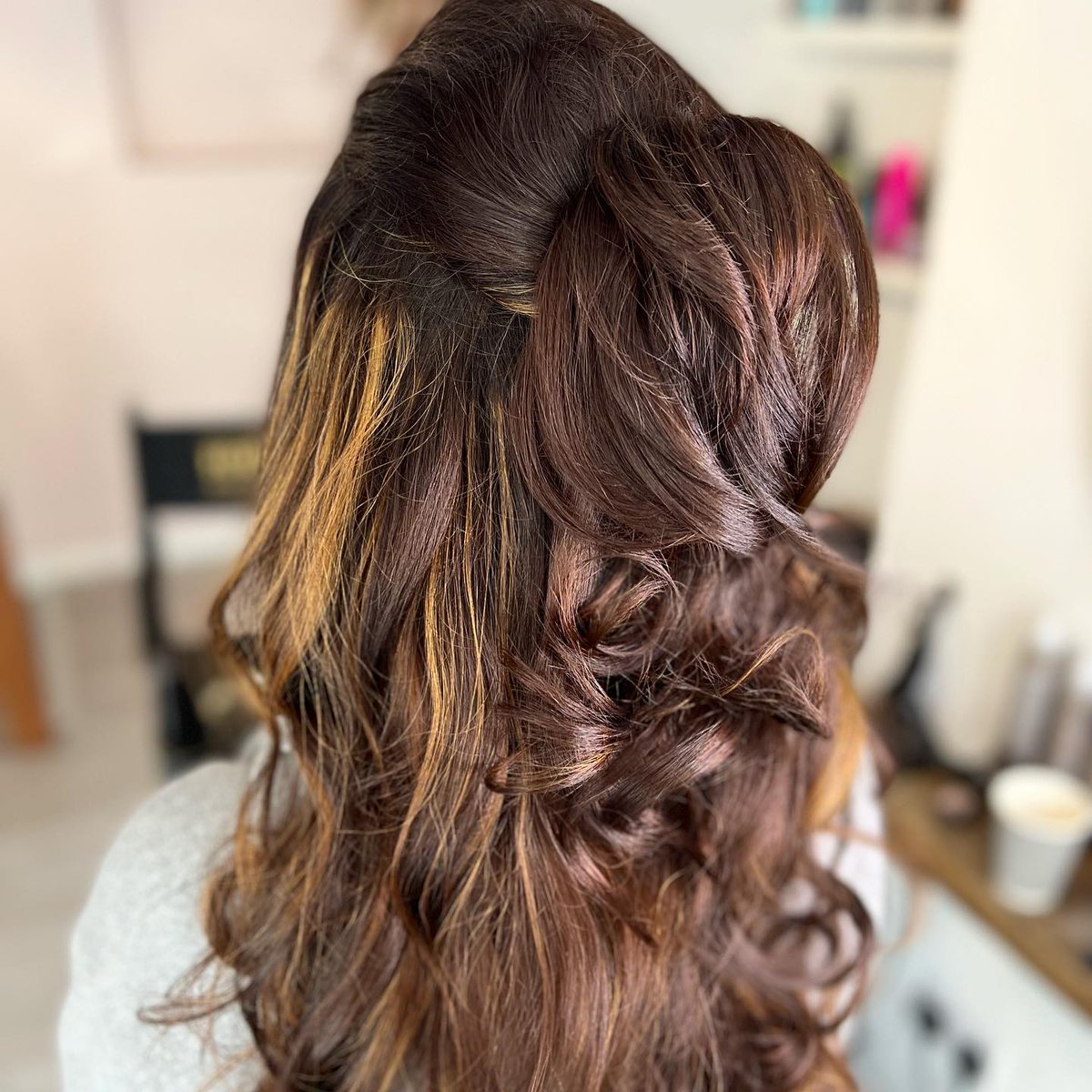 kellyane100's tweet photo. FLIP IT 💫
Want the easy way to get this look? 1️⃣Create your half up and secure with a thin elastic. 2️⃣ Split the ponytail in 2. Let the bottom half go - this will help the transition on hair. So the half up looks longer, blends with the longer https://t.co/AsMCDxfTPK