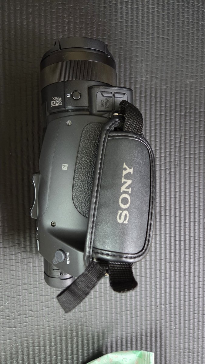 winnie_neph's tweet photo. RT 감사합니다)
AX-700 중고 200만원에 판매합니다.
촬영시간은 14X10H 입니다.
렌즈 중앙에 미세기스 있으나, 촬영시 티가 나지않습니다. (샘플 영상은 타래로)
대용량 배터리 + 배터리 충전기 + 128gb 메모리 같이 구성품으로 드립니다. https://t.co/iNpcqa3EWD