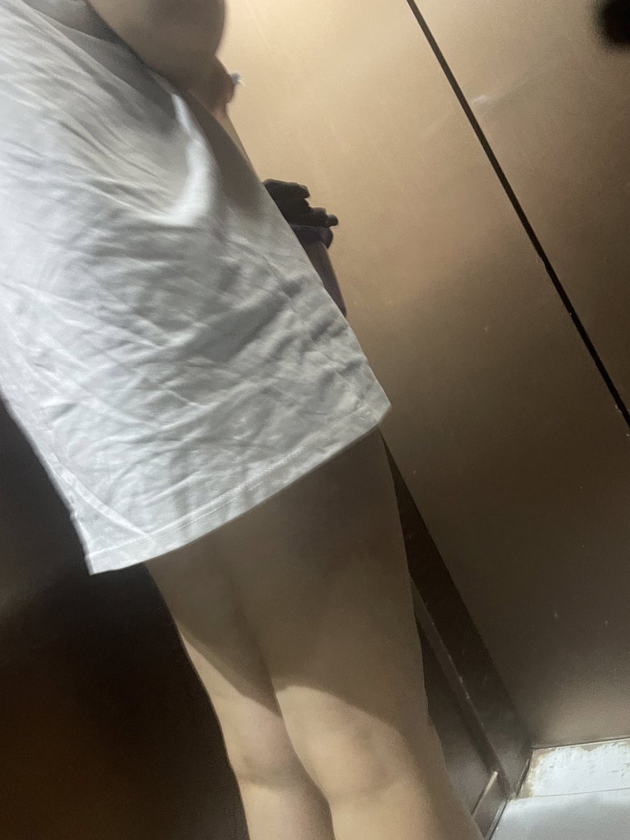 liveoldJoe's tweet photo. 电梯遇见的
咱也不知道里边穿没穿
这样看确实很诱人
#反差
#人妻 https://t.co/PG4Ff0ZglT