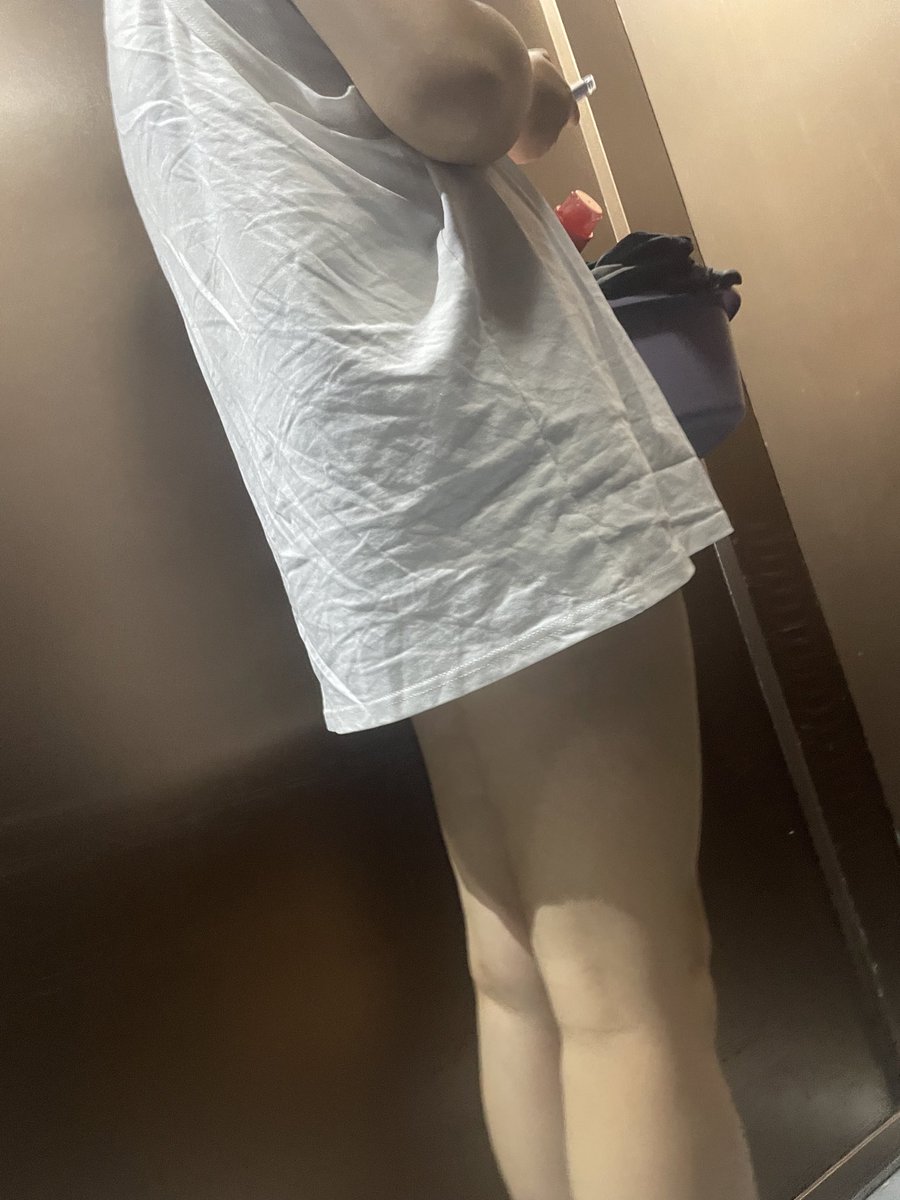 liveoldJoe's tweet photo. 电梯遇见的
咱也不知道里边穿没穿
这样看确实很诱人
#反差
#人妻 https://t.co/PG4Ff0ZglT