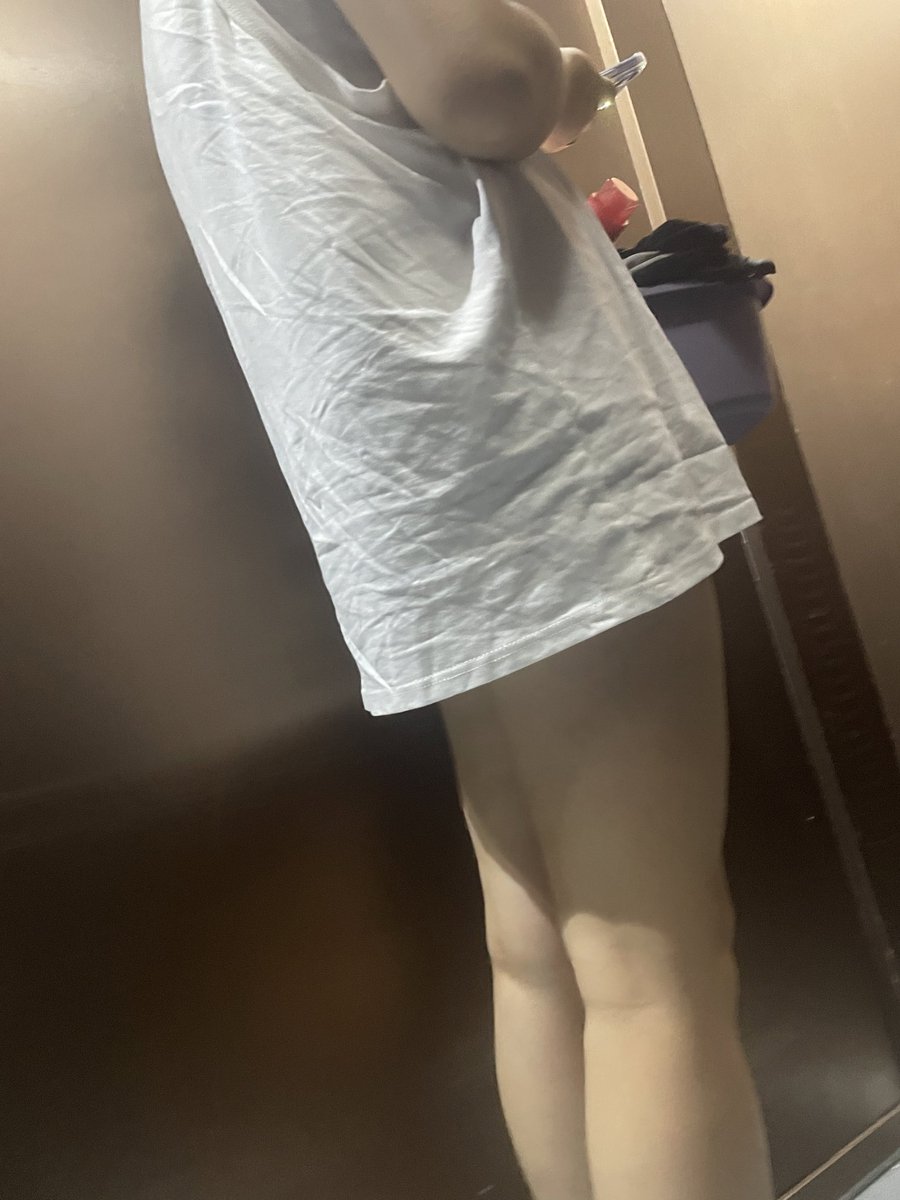 liveoldJoe's tweet photo. 电梯遇见的
咱也不知道里边穿没穿
这样看确实很诱人
#反差
#人妻 https://t.co/PG4Ff0ZglT