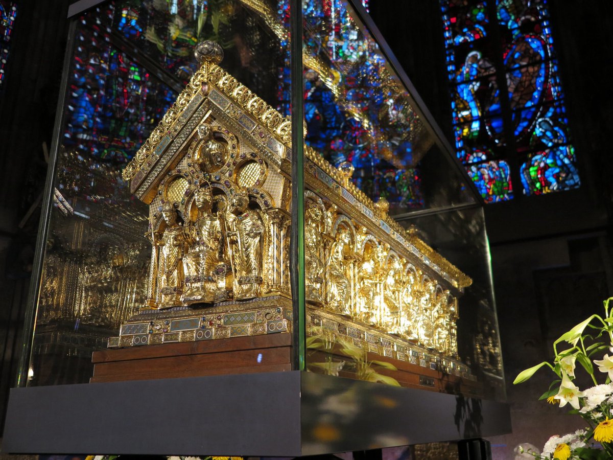 BBHerodotus's tweet photo. The tomb of Charlemagne in Aachen Cathedral. His remains were exhumed and studied in the 80’s and he was measured to have been at least 6 feet tall. Previous examinations of his remains in the 1800’s measured him to be as tall as  6’4″.  Either way, with an average height of around 5’6″ in the 9th century, he was a man of tremendous stature.