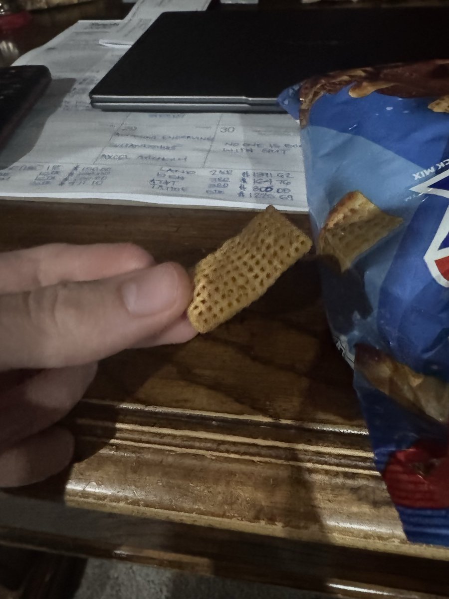 jusreer's tweet photo. double chex????? https://t.co/fNPAKZ7nW7