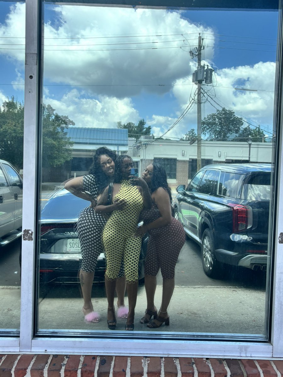 urFAVprettybrwn's tweet photo. Polka dot look was cute on ussss 🤏🏾😮‍💨 https://t.co/PbPGZoMn2g