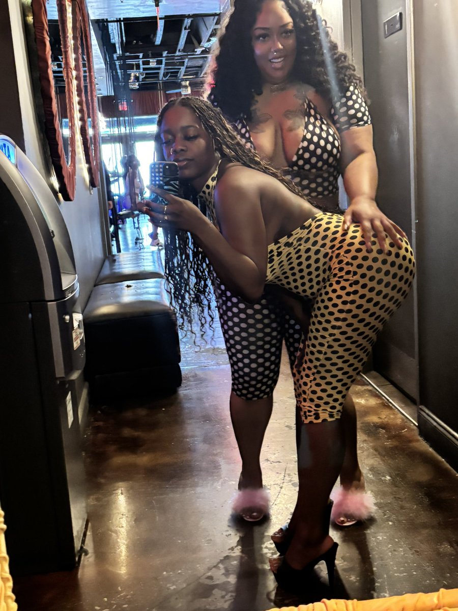 urFAVprettybrwn's tweet photo. Polka dot look was cute on ussss 🤏🏾😮‍💨 https://t.co/PbPGZoMn2g