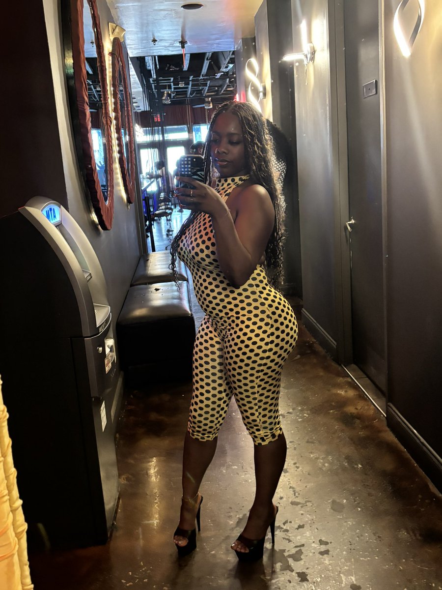 urFAVprettybrwn's tweet photo. Polka dot look was cute on ussss 🤏🏾😮‍💨 https://t.co/PbPGZoMn2g