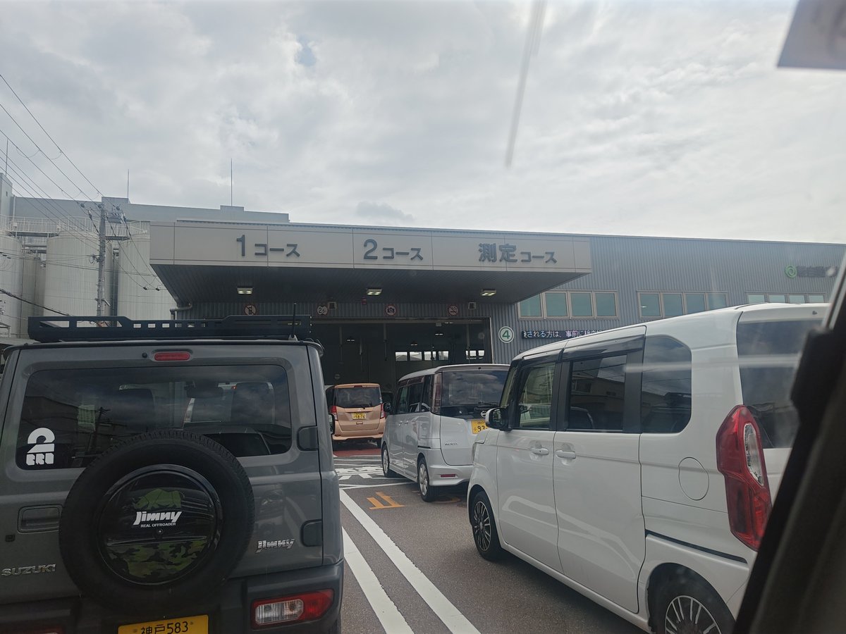 OfficeYamao's tweet photo. 今日は遅出からの神戸。
駐車場内で事故あったみたい https://t.co/jxtPSZcUr5