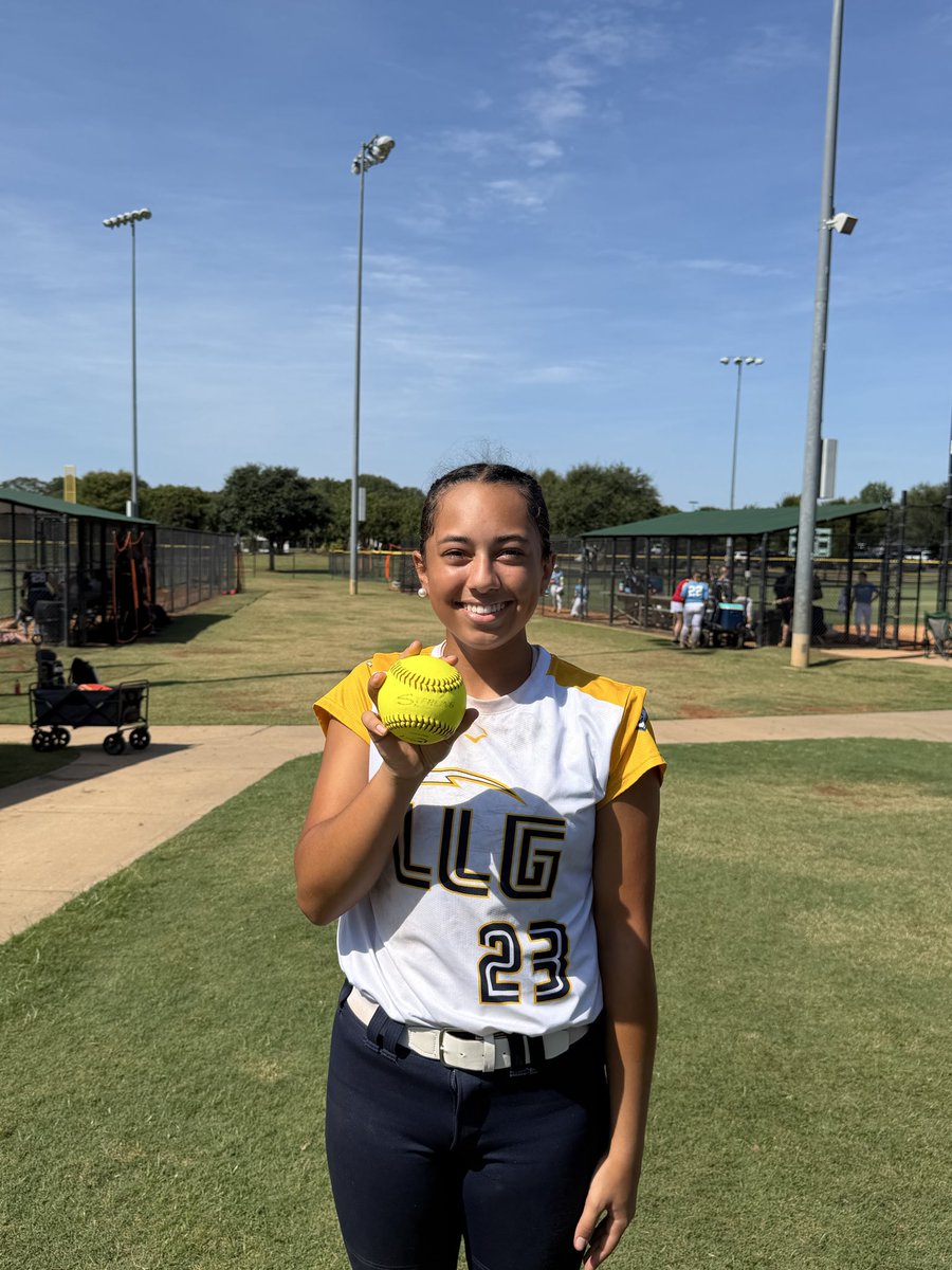 SmithLLG's tweet photo. Jumped into an 18u tournament this weekend. 

Runners up in the Silver Bracket after going 1-1 in pool (7-6)(3-4).

Congrats to Katelyn for her first OTF HR 
Kenzie/ Chloe 10-0 Shutout 

Team Stats (7 games)
BA - .375, OPS - .981, SLG - .458 

#allgoldallgrind https://t.co/2H8zy4EmWr