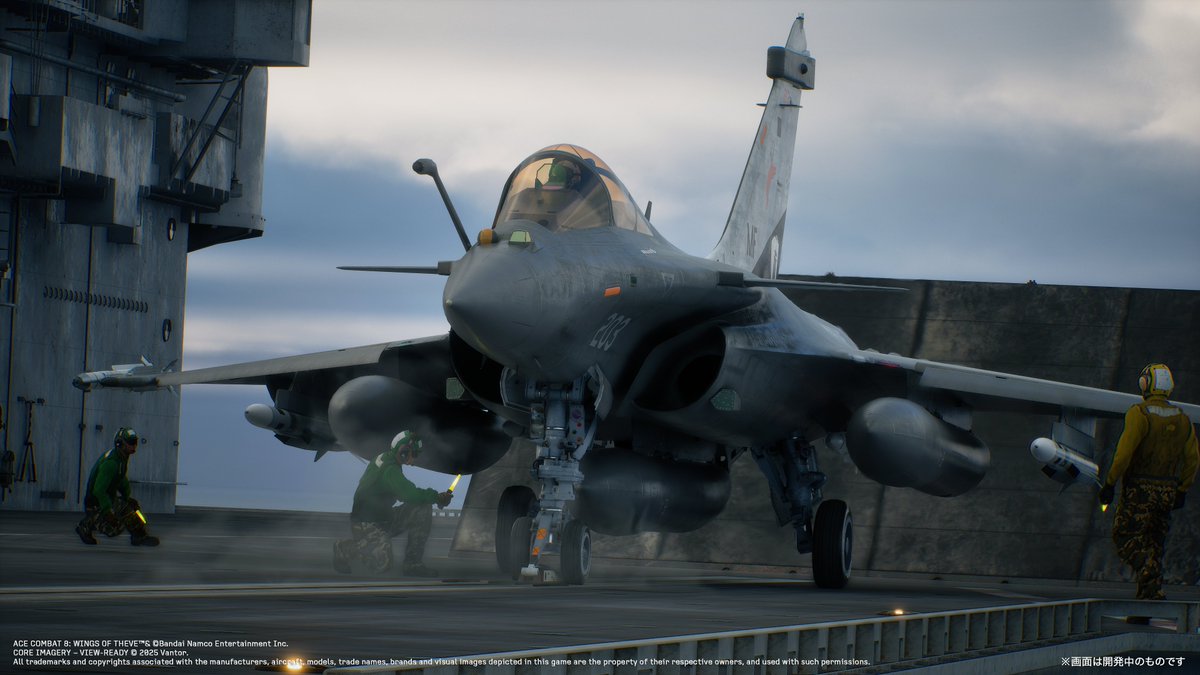PROJECT_ACES's tweet photo. 【🐥ナゲッツの戦闘機紹介：Rafale M】
制空・航空阻止・偵察・航空支援など多彩な任務をこなすオムニロール艦載機。対地対空ともに長射程兵装の運用能力を持ちつつ、良好な運動性により近接戦闘にも隙がない。愛称は「ラファール (疾風) 」。
#ACECOMBAT ＃ACE8 https://t.co/taz4tfANCz