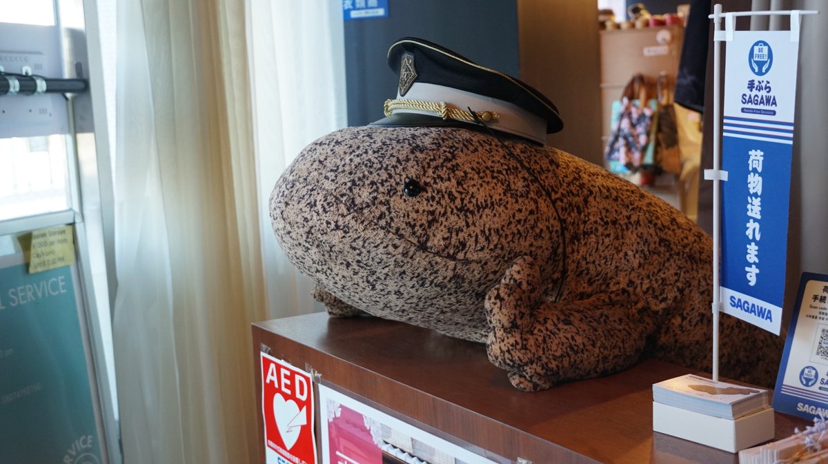 MKofficial_PR's tweet photo. 京都水族館さんとのコラボ企画で、現在MKタクシー京都駅八条口乗り場「MKVIPステーション」で巨大なオオサンショウウオ（ぬい）が特別臨時職員として勤務中！ お気軽に会いにきてくださいね。

勤務期間：2026年9月5日(土)～9月30日(水)
「限定名刺」あり
場所：https://t.co/qxMeKuHPCi https://t.co/6mMvSih4vU