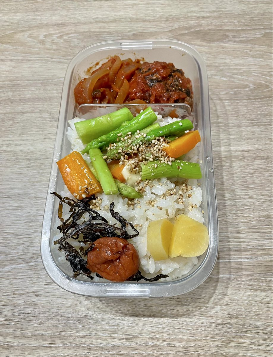 kujira032's tweet photo. #お弁当

煮込みトマトハンバーグ
アスパラ人参バター炒め

昨日は夏の陽射しだったけど、夜は雨。今日は24℃で雨模様。９月に入って１５日連続雨らしい。 https://t.co/jQlSxpIJuI