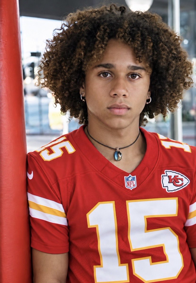 PolymarketBlitz's tweet photo. Patrick Mahomes          Bo Nix
(First half)

- 8/18 (C/ATT)                - 12/17 (C/ATT)
- 62 passing yards        - 98 passing yards
- 1 passing TD                - 1 passing TD
- 0 INT                              - 1 INT
- 85 total yards             - 98 total yards https://t.co/W5iD4eZpaL