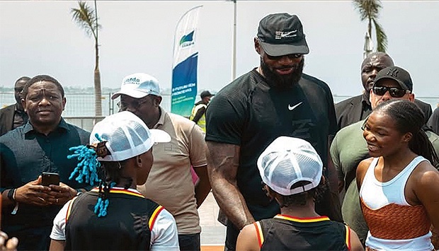 AngolaEmbassyJP's tweet photo. A estrela dos Philadelphia 76ers da NBA LeBron James seguiu de perto a partida feminina e masculina de basquetebol 3x3, domingo, pouco antes da quinta etapa do E1 Grande Prémio Luanda’2026, do Campeonato do Mundo de Barcos Eléctricos. https://t.co/q5yvs5ovL3