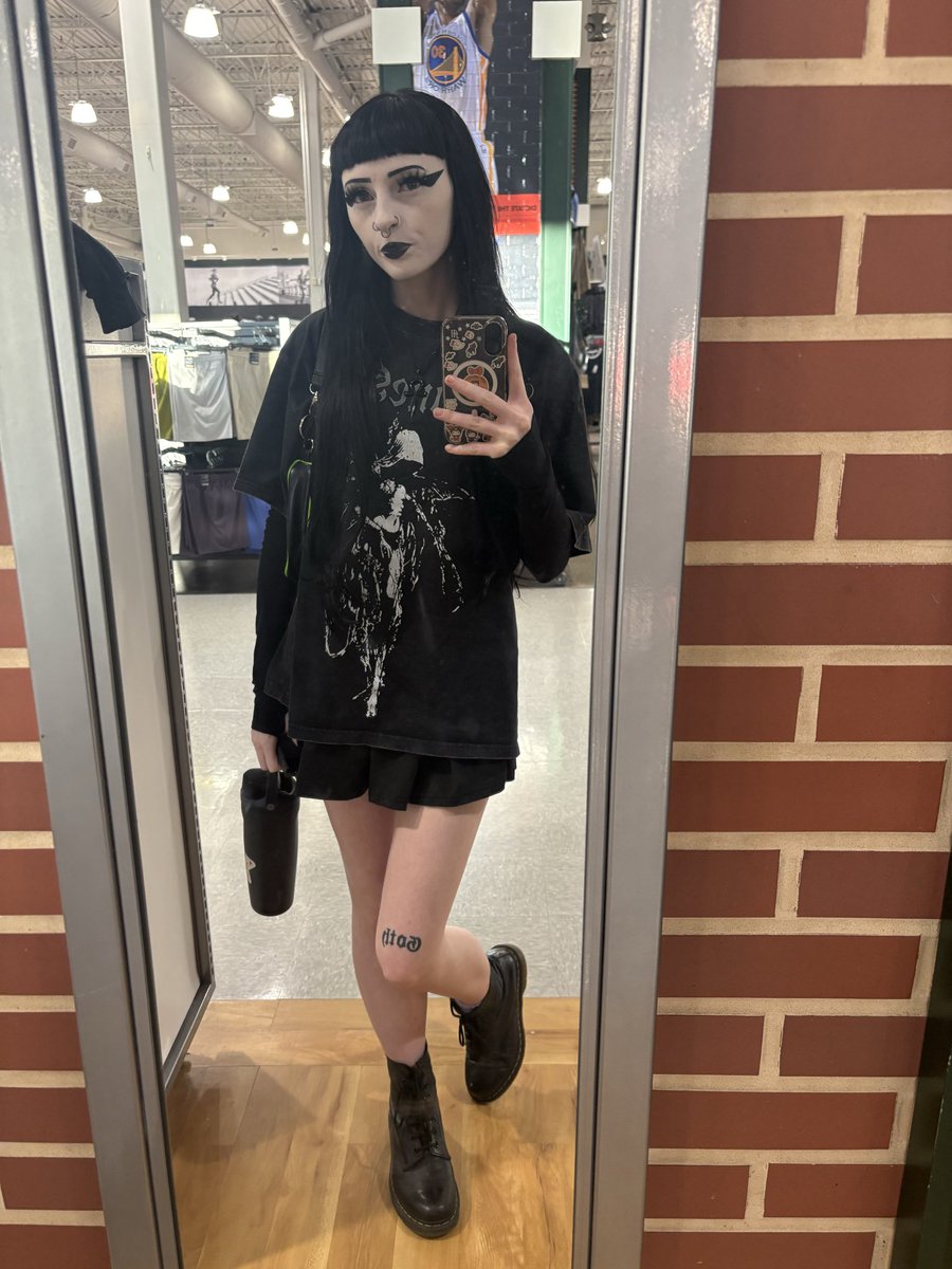 kayofkrows666's tweet photo. cute lil outfit of the day🖤🖤
#goth #fashion #ootd https://t.co/36tLEzUHAp