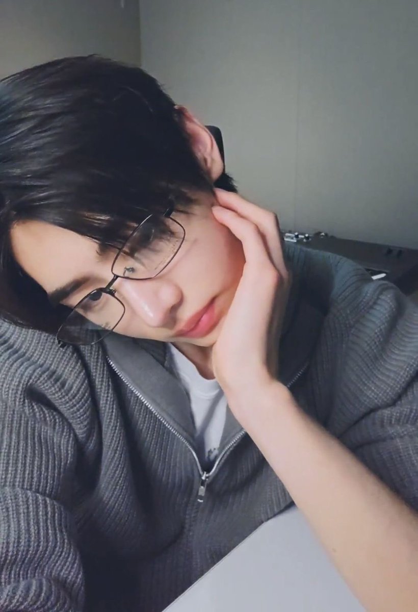 sunsunlia's tweet photo. u + me = <3 | #hoonki au

Donde el nerd programador se enamora de uno de sociales. O donde Psh trata de enamorar al chico más sociable de la facultad contraria a través de códigos https://t.co/N98ugXaPlH