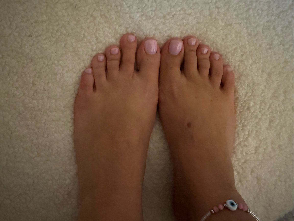 Emiliapv7's tweet photo. Freshly painted toes 🦶 #feet #feetfetısh  #FeetPictures #feetfinder https://t.co/k0t6XjSEeO