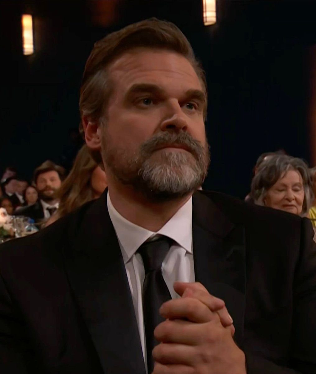 harbourbrasil's tweet photo. A beleza deste homem é surreal! #Emmys 

📷: @menarchivee https://t.co/akXKHhGfru