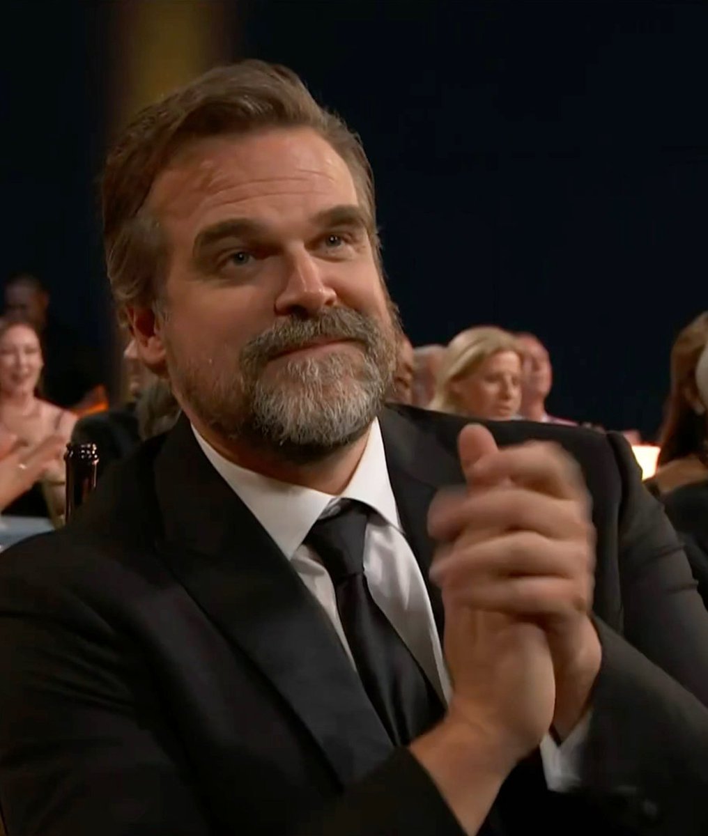 harbourbrasil's tweet photo. A beleza deste homem é surreal! #Emmys 

📷: @menarchivee https://t.co/akXKHhGfru
