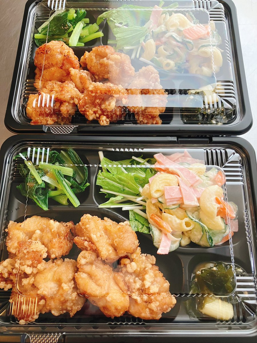 itsmonogohan's tweet photo. こんにちは。今日の昼は、鶏の唐揚げです。鶏もも肉を醤油や酒、ショウガ、ニンニク等で作った漬け汁に一晩寝かせ、片栗粉をまぶして揚げました。調味料は全然違うはずですが、揚げたてはフライドチキンのような香りがします。きっとこれが鶏肉と油の匂いなんでしょうね。#いつもの御飯 https://t.co/mu5LgQb9tT