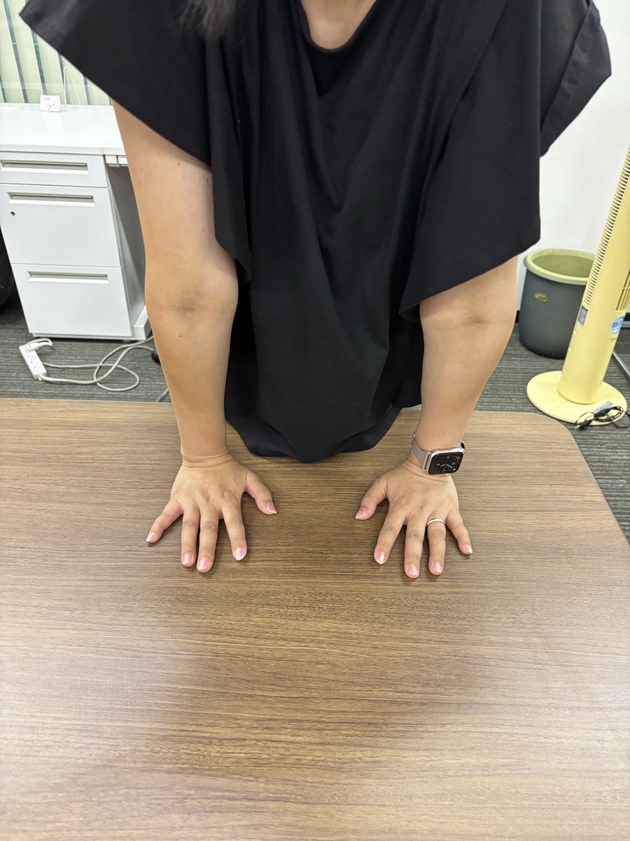 agent_village's tweet photo. おはヴィレ〜🪂
今月は肩こり解消に注力しています。
先週の健康づくり講座で学んだストレッチを朝礼で実践中✨
指、手首、腕、胸、肩、首を順番に伸ばします🙌
デスクワークで腕が張りやすい私は体重をかけて伸ばすストレッチがお気に入りです😊

#企業公式相互フォロー #健康経営 #推しストレッチ https://t.co/eRWoYdFJvJ
