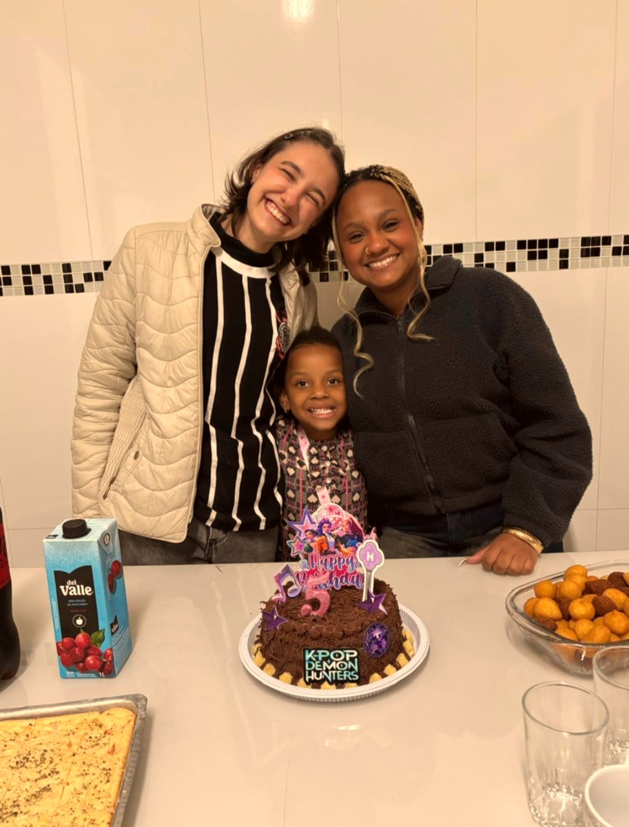 vik_kyy's tweet photo. hoje foi aniversário da minha irmã caçula e ela pediu pra tirar foto com a minha namorada pq ela "também é da família"🥺🥺 https://t.co/zC7zFXo7hY