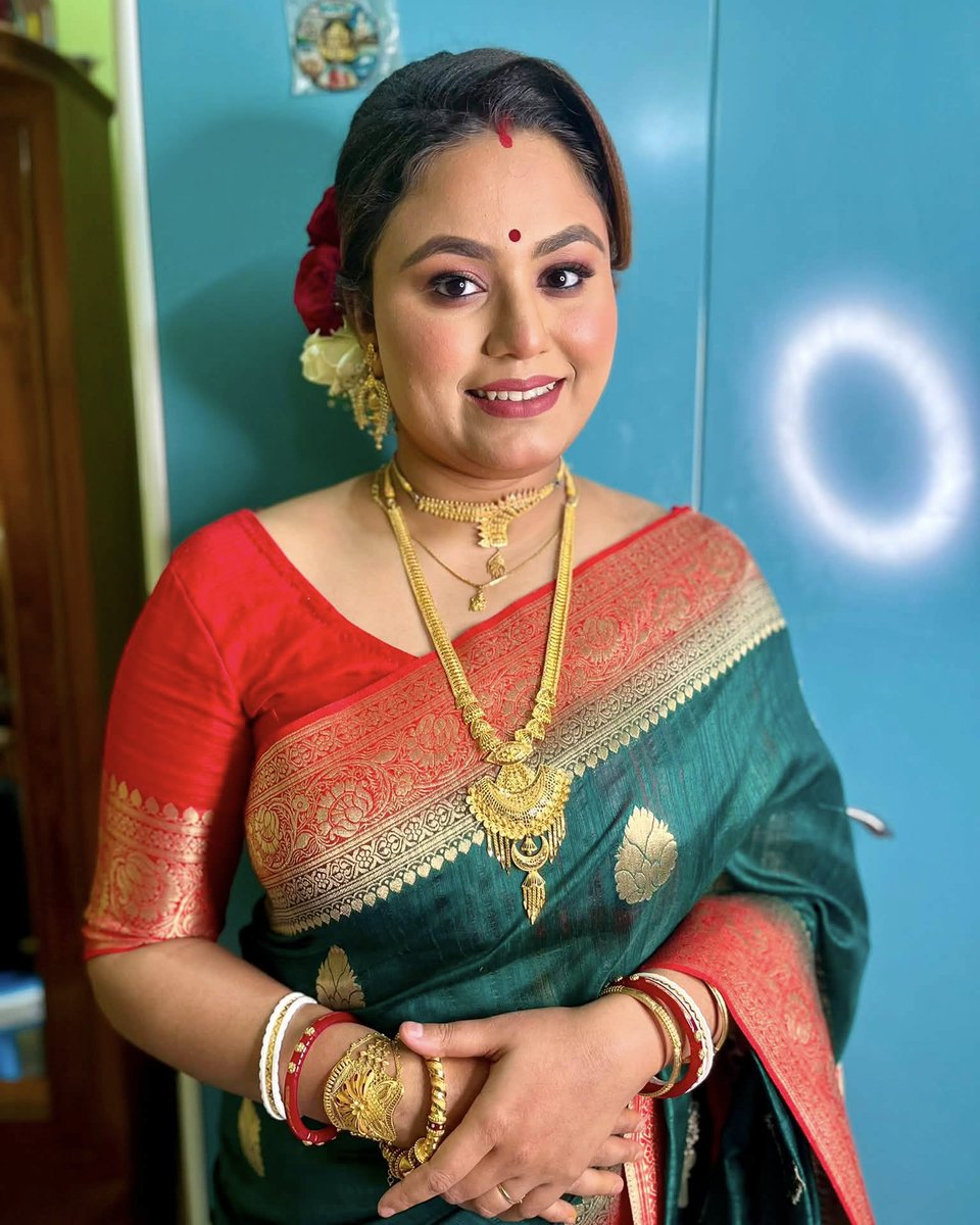 MatheewHoffman's tweet photo. ✨ Simple, Elegant &amp; Timeless! ✨
পরিবারের বিশেষ অনুষ্ঠান মানেই নিজের রূপেও থাকা চাই এক আলাদা স্নিগ্ধতা! দিদির ছেলের শুভ অনুষ্ঠানে আমাদের সুন্দর ক্লায়েন্টের জন্য তৈরি করা হলো এই এলিগ্যান্ট পার্টি মেকআপ লুকটি।
গ্লসি স্কিন, সফট আই-মেকআপ আর https://t.co/KabbZvGjxr