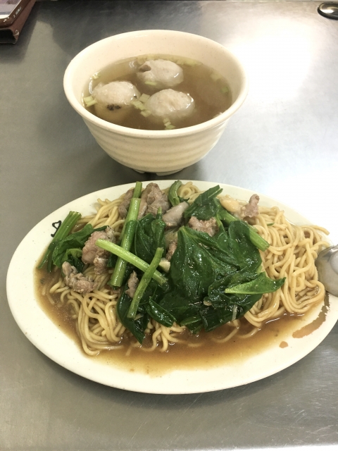 YuugakuTaiwan's tweet photo. #おはようございます
今日の #台北 の天気は曇で27度です☁️

先日、「鴨肉炒麵」と「貢丸湯」を食べました😋✨

鴨肉の旨みがたっぷりの炒麵と、
ぷりぷりの貢丸が入ったスープです！

台湾のローカルグルメを
ぜひ食べてみてください😊

#台湾 #台湾ワーホリ #台湾留学
#台湾好きな人と繋がりたい https://t.co/mMaHNsZyjL