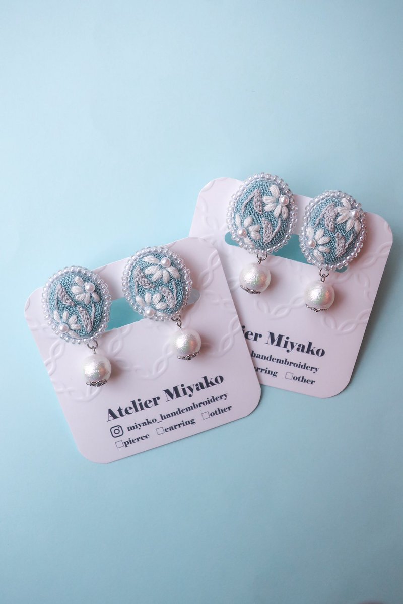 miyako_atelier's tweet photo. アトリエみやこです！
手刺繍で小さな耳飾りにお花をギュッと詰め込んでいます
布と糸による手仕事の温かみ&amp;大人っぽく使える色みが特徴です☺️

ෆ販売中
北千住駅:素今歩   北千住マルイ店 B1の棚
minne・creema(不定期)

みんなでシェア企画展✨
thanks @Lupopo_cafe https://t.co/ct9deQicfS